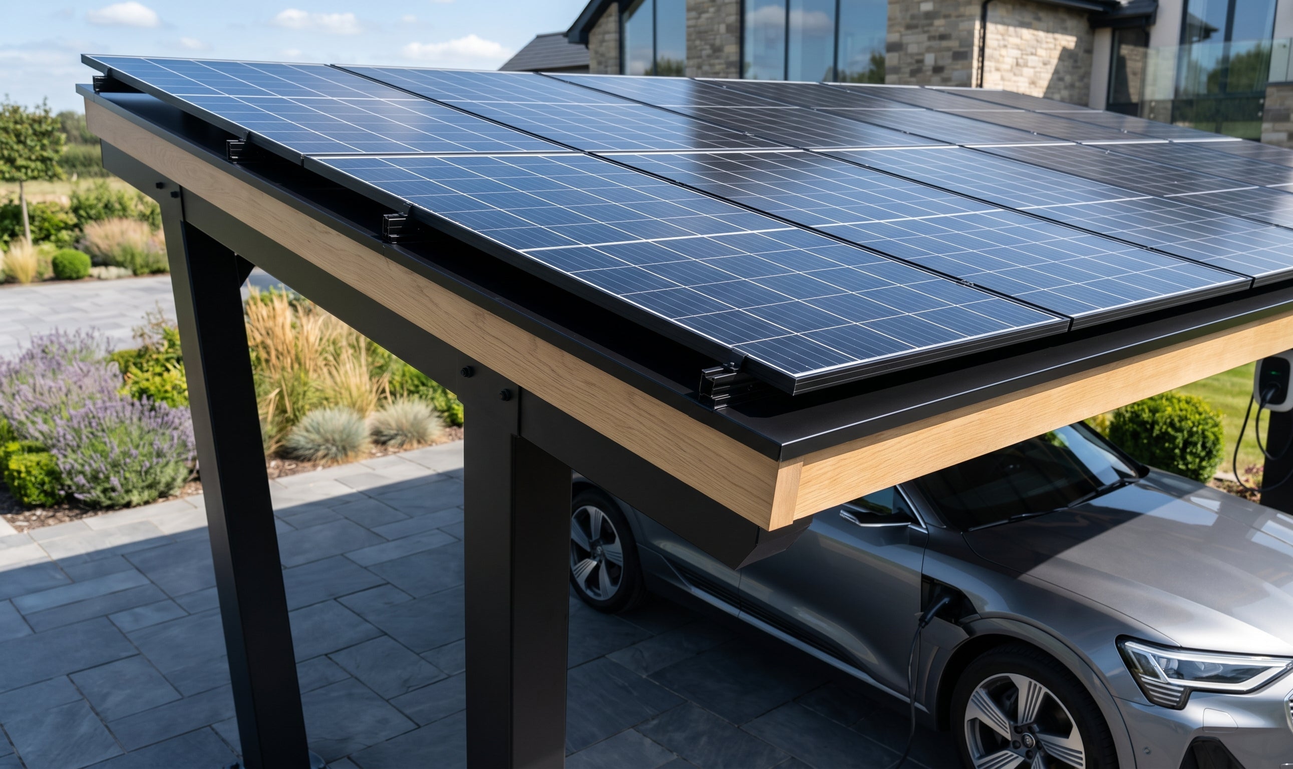 Voiture protégée sous un carport équipé de panneaux solaires