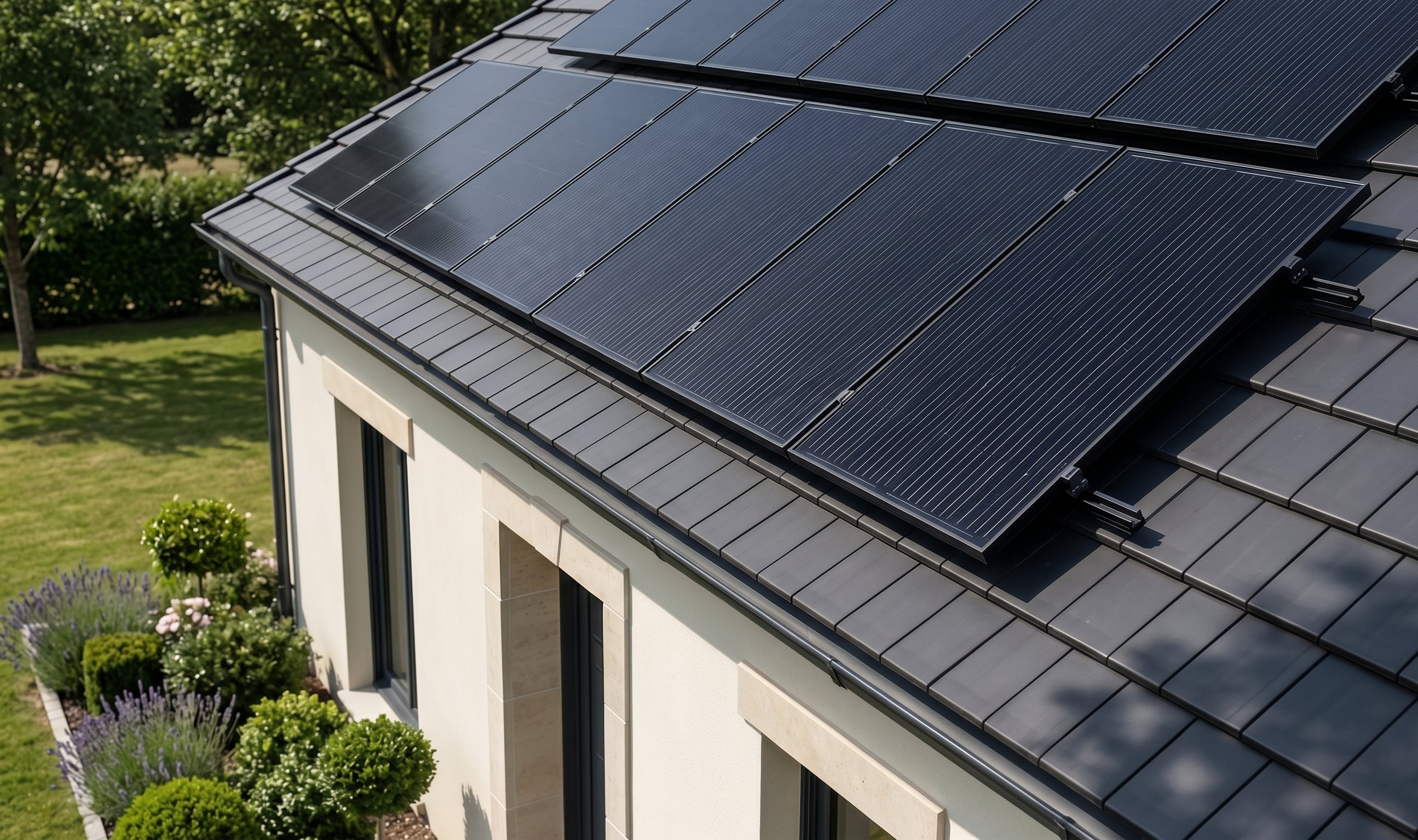 Panneaux solaires installés sur le toit d’une maison individuelle